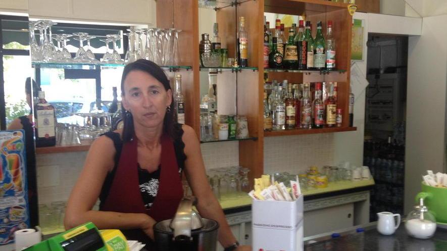 Dal bancone del bar sparisce il borsello con mille euro