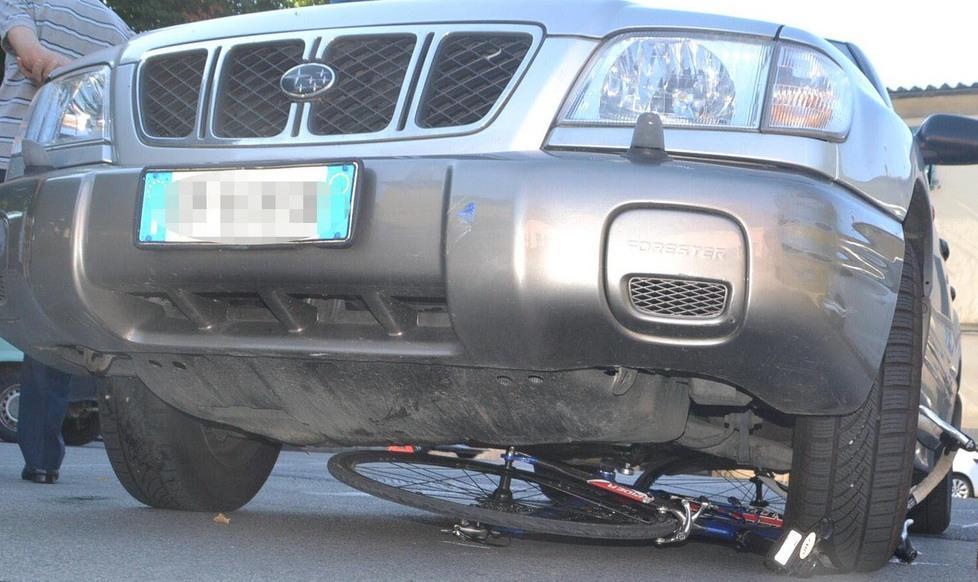Bici schiacciata da un Suv un ciclista all’ospedale