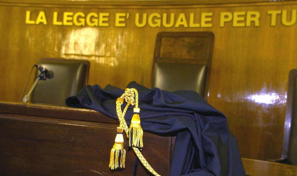 Lavora in nero, chiede 30mila euro perché la cacciano