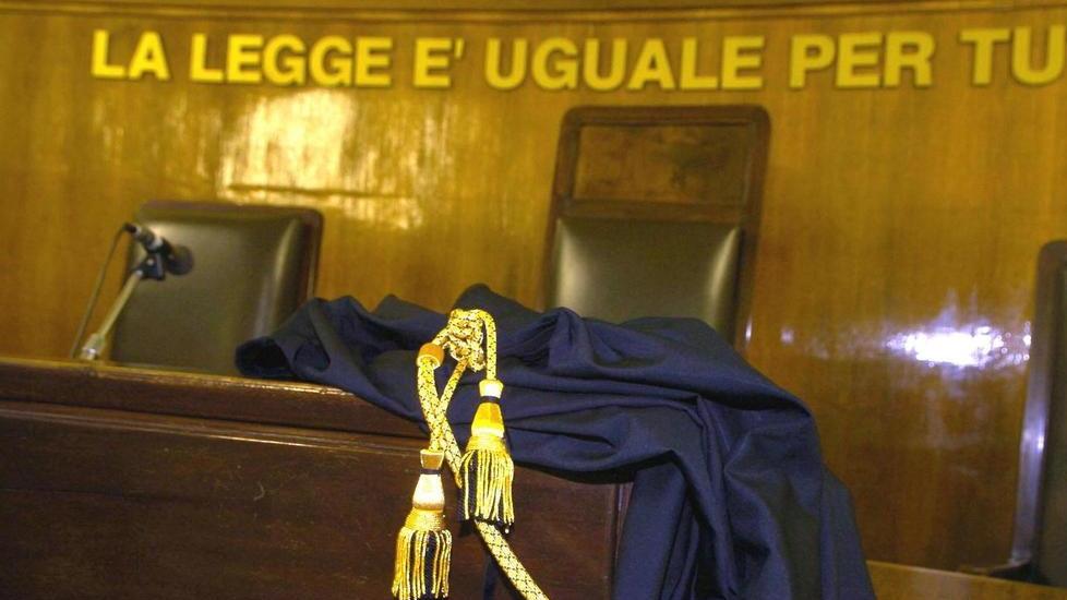 Lavora in nero, chiede 30mila euro perché la cacciano