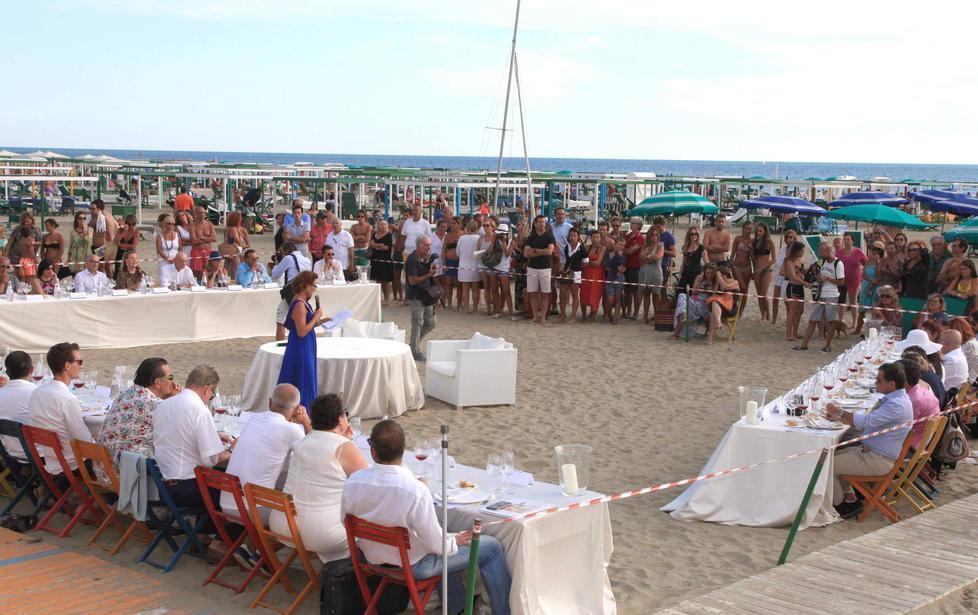 Il potere e la grande cucina italiana: ecco A tavola sulla spiaggia 