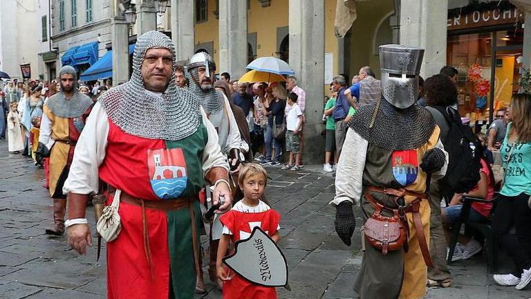 Ed ecco il Medioevo A Pontremoli, duelli musici e falconieri