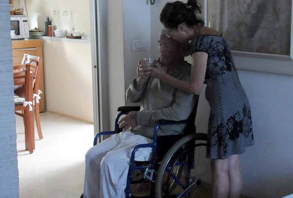 Paga bassa e niente riposo La rivolta delle badanti 