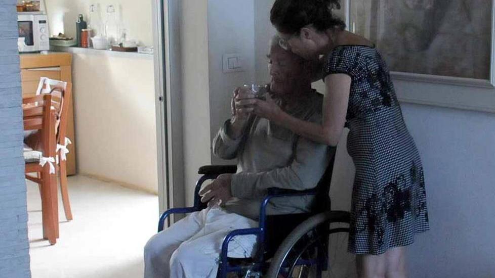 Paga bassa e niente riposo La rivolta delle badanti