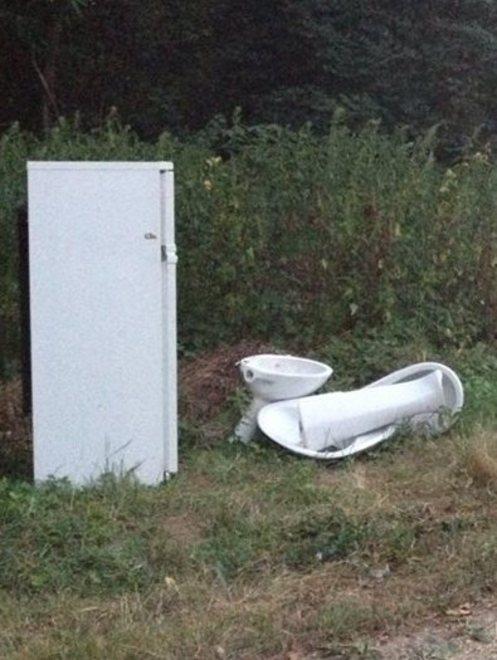 Abbandonano un water e un frigo 