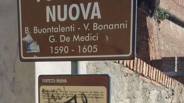 Cartelli turistici in Fortezza Nuova: l’inglese è un optional