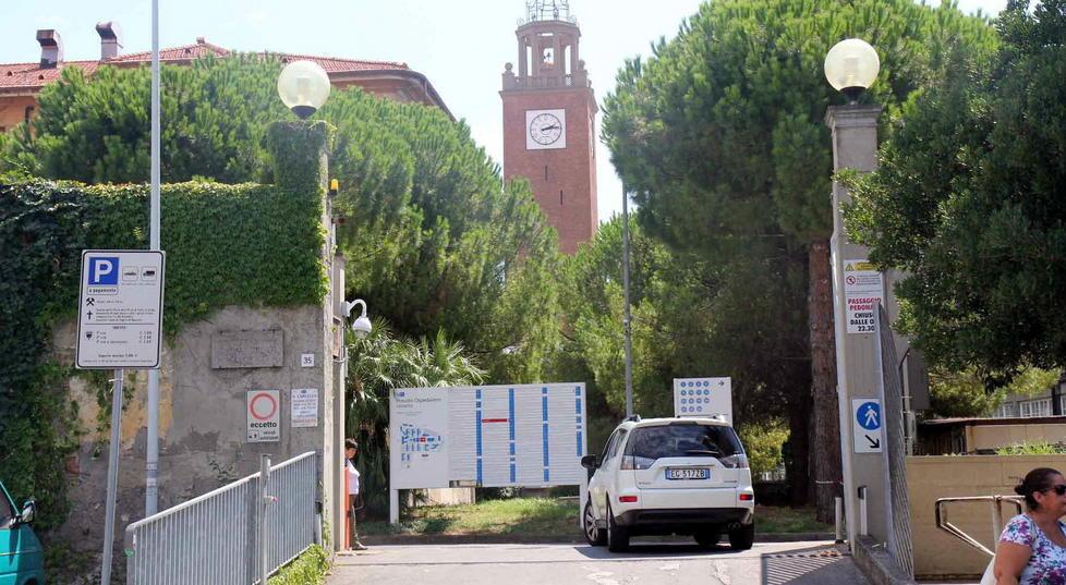 L'entrata dell'ospedale di via della Meridiana