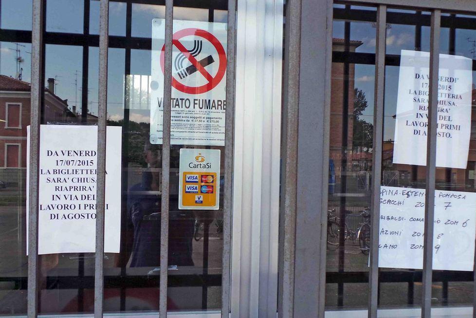 Ferrara, la biglietteria è chiusa: disagio per i non vedenti 