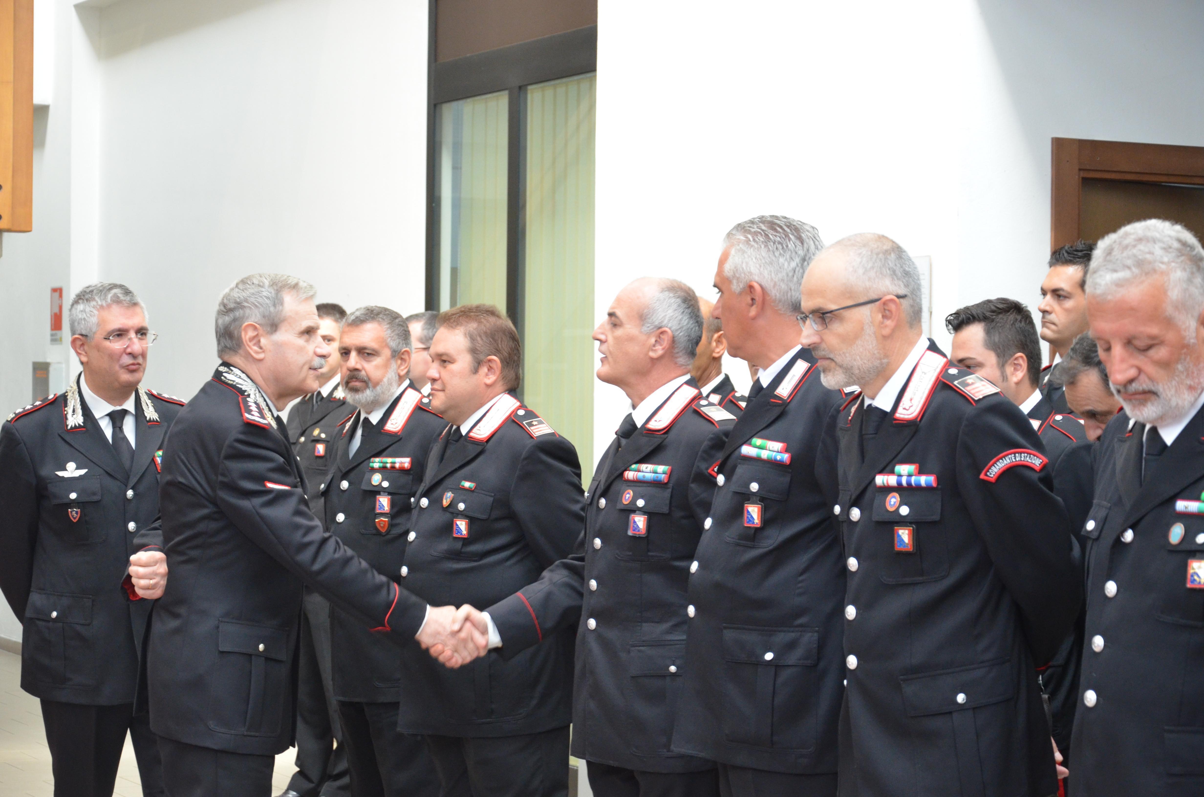 Il generale Vincenzo Giuliani durante la visita al comando provinciale di Pistoia