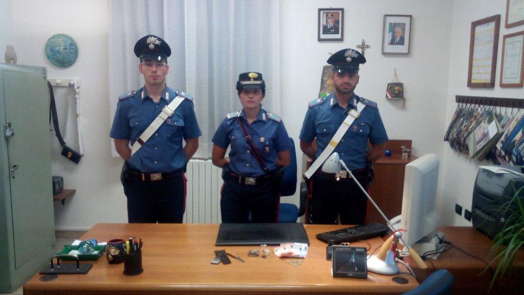 I carabinieri di Carbonia con la droga sequestrata