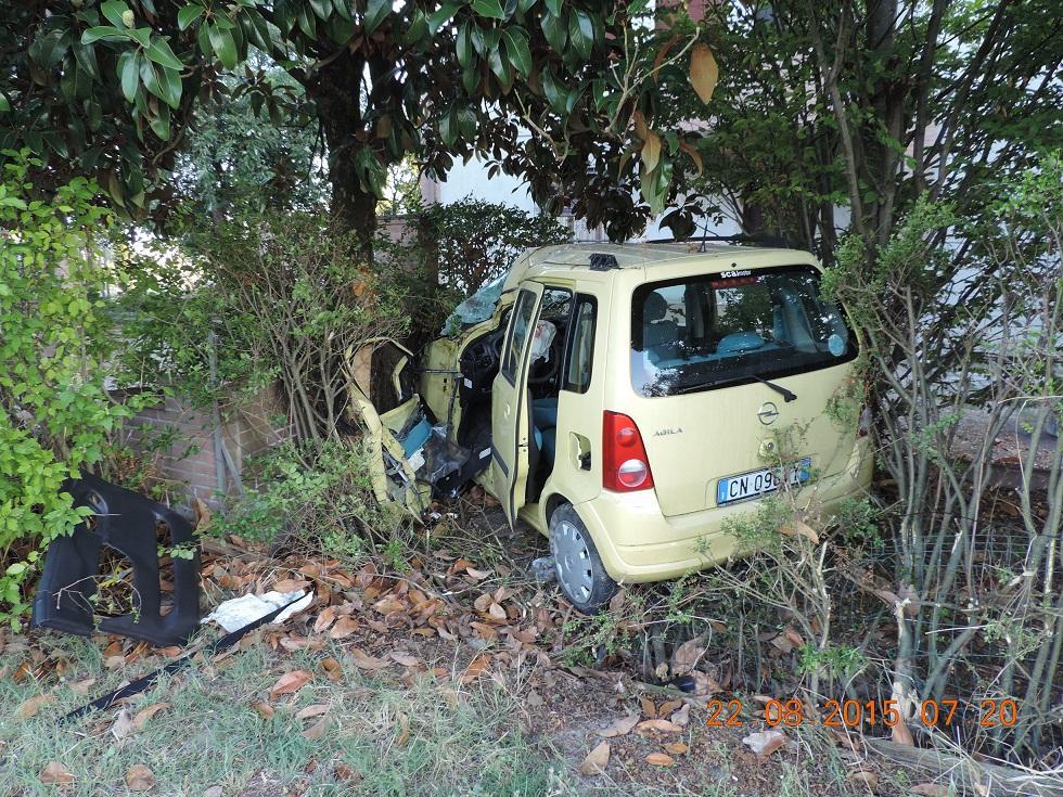 Si schianta con l'auto, gravissimo un ragazzo di 22 anni 