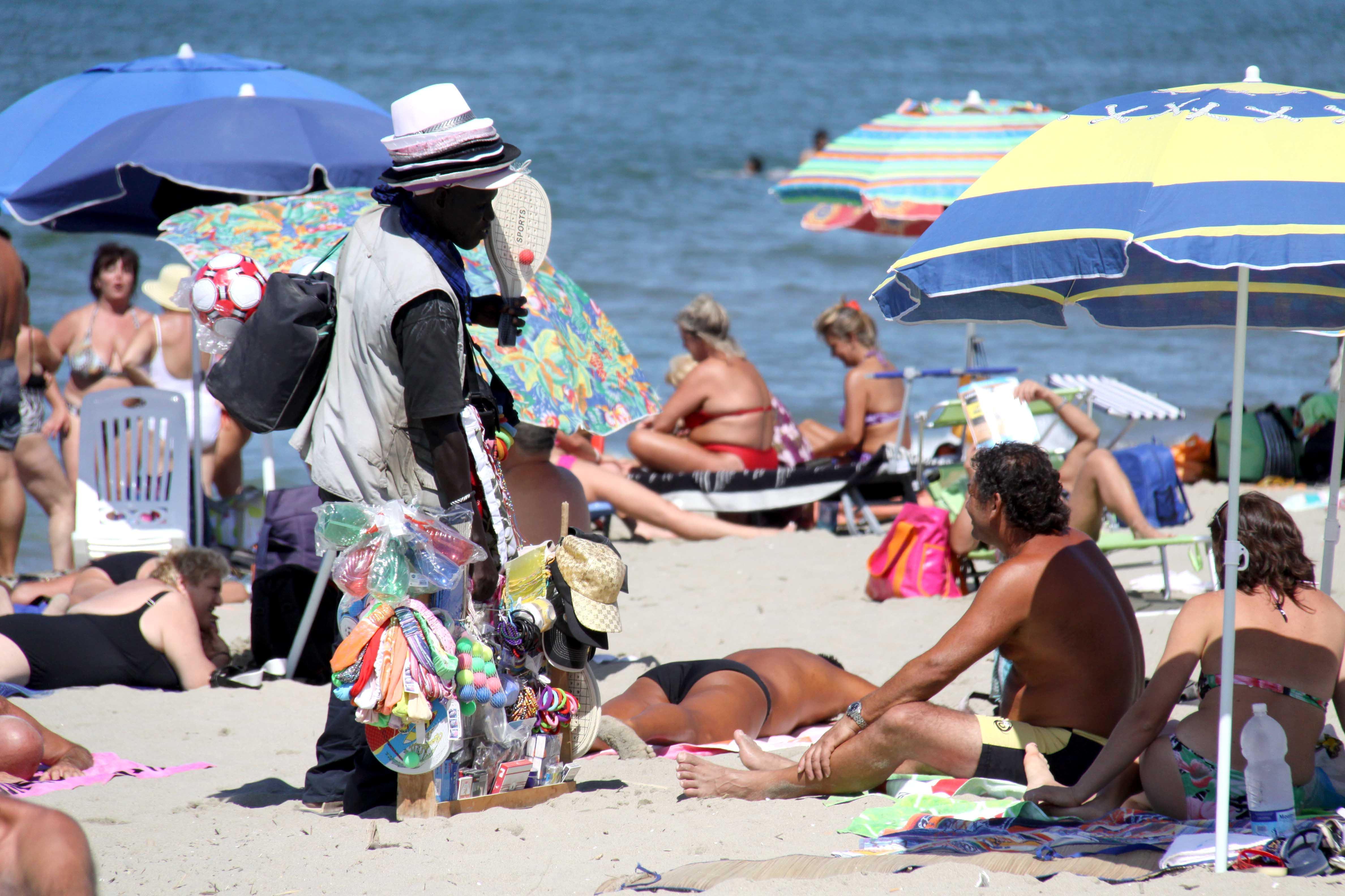 Un'ambulante sulla spiaggia (foto d'archivio)