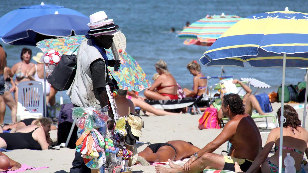 Un'ambulante sulla spiaggia (foto d'archivio)