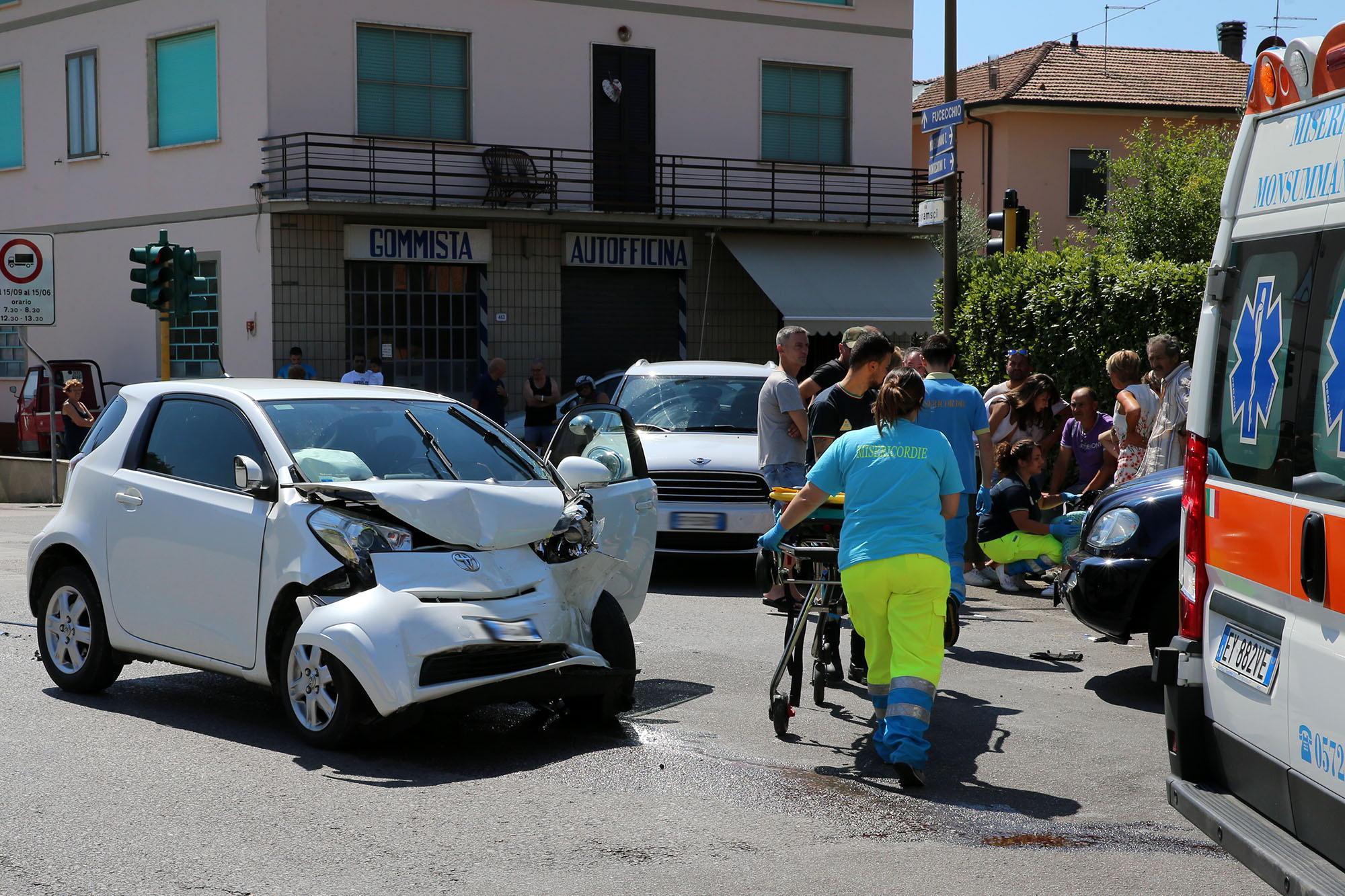 L'intervento dei soccorritori e la Toyota sulla quale viaggiavano le due ragazze di Lamporecchio (Foto Nucci)
