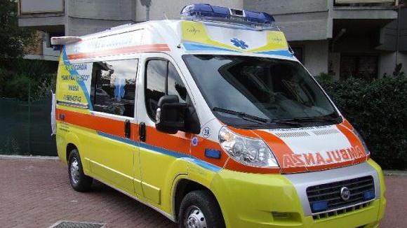 Malore a riva, turista rischia di annegare