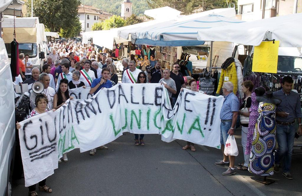 Il corteo contro la chiusura delle poste