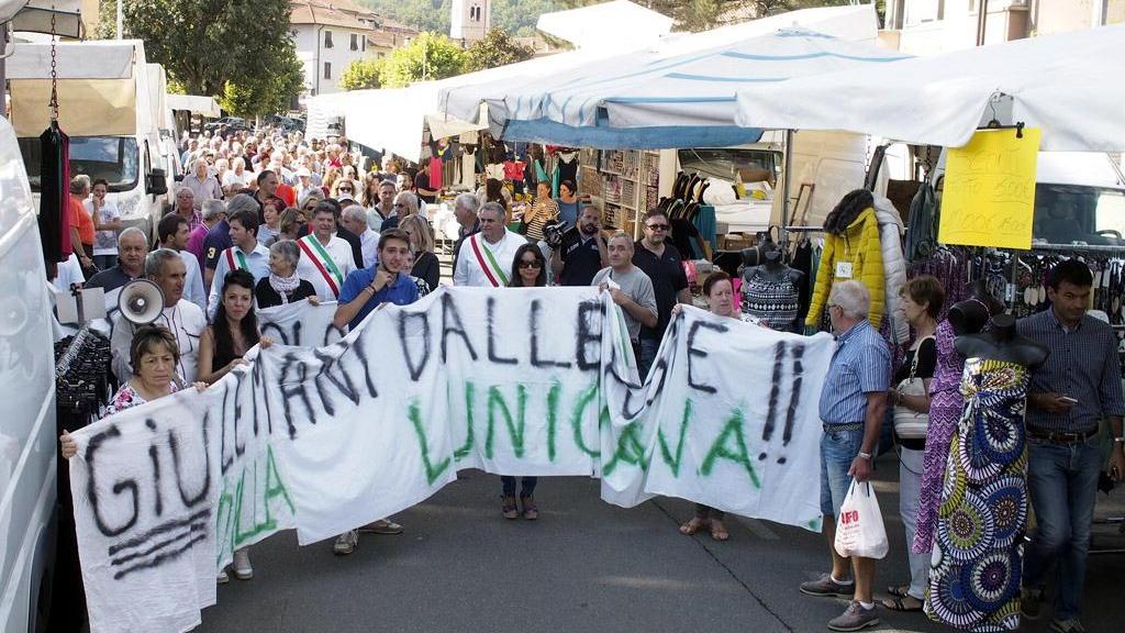 Il corteo contro la chiusura delle poste