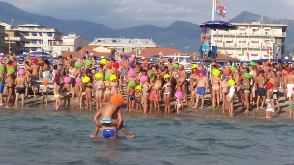 Un attimo prima del tuffo collettivo a Lido di Camaiore