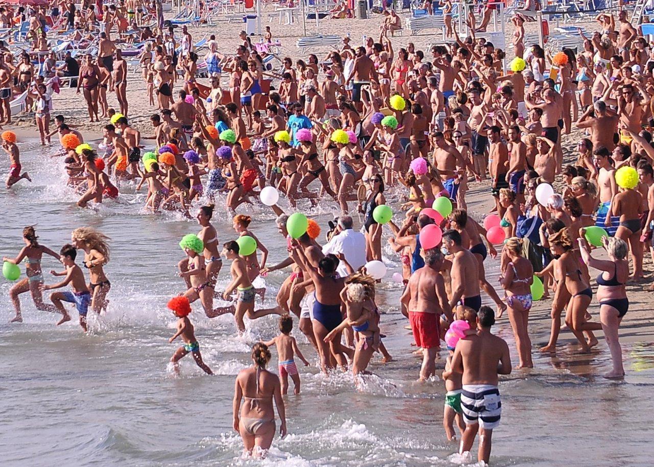 Il tuffo in parrucca a Lido di Camaiore