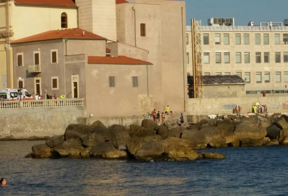 Paura per un giovane morso da un pesce 