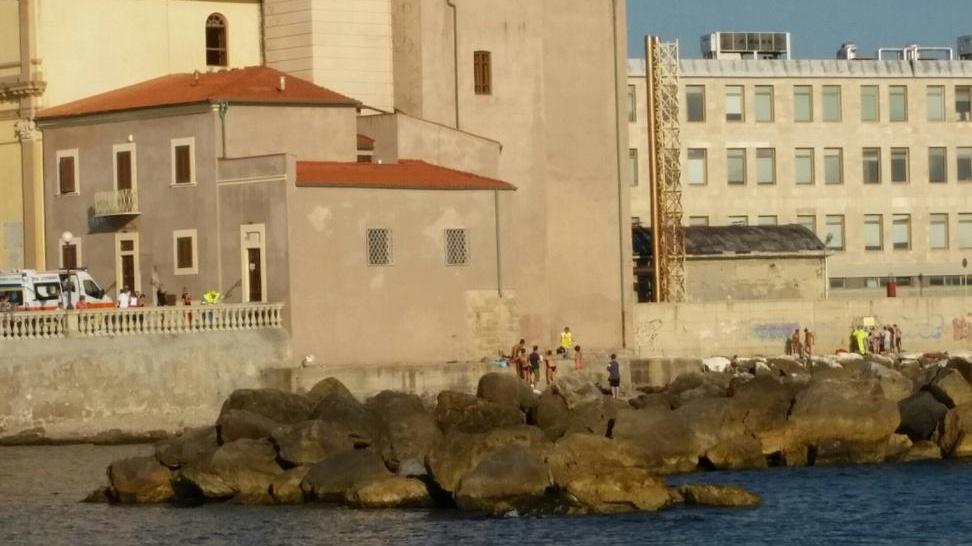 Paura per un giovane morso da un pesce