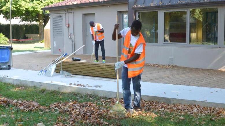 Grazie alla convenzione con il Comune, a Pistoia i profughi aiuteranno a mantenere puliti i parchi (foto Gori)