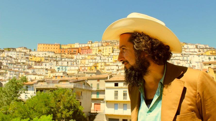 Capossela celebra le nozze d'argento con la musica 