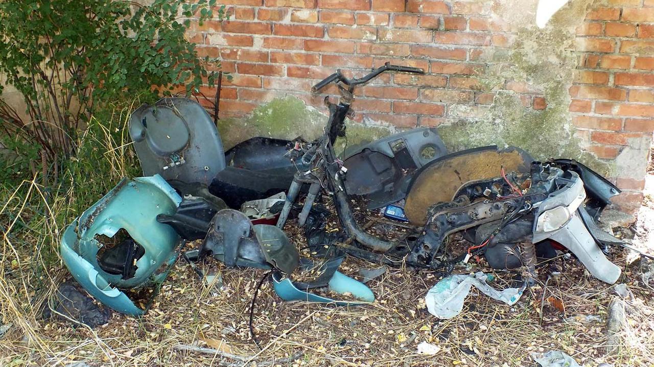 Un motorino abbandonato (foto Paolo Barlettani)