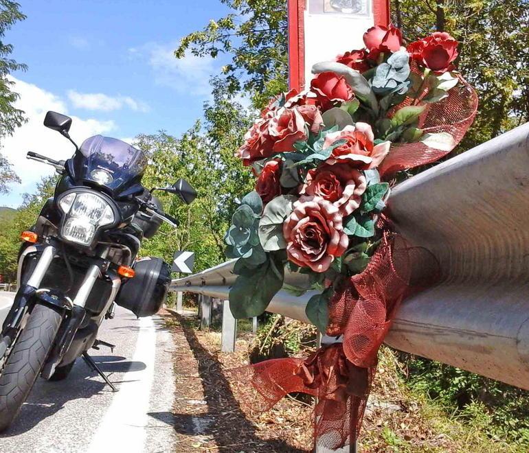 Una lunga scia di sangue su quei tornanti da brivido