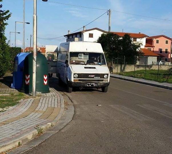Il sindaco: «Fotografate e denunciate i vandali» 