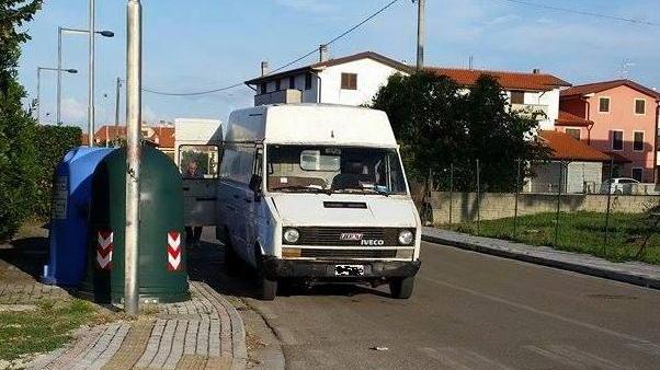 Il sindaco: «Fotografate e denunciate i vandali»
