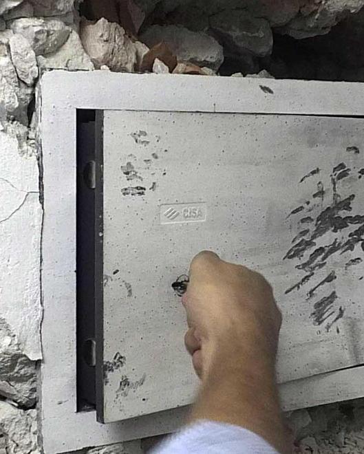 Cassaforte sventrata con il flessibile 