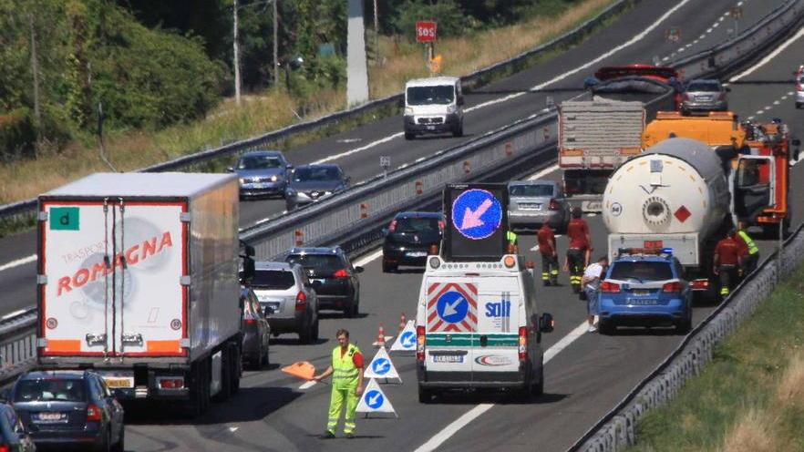 Incidente sull’A12, traffico in tilt