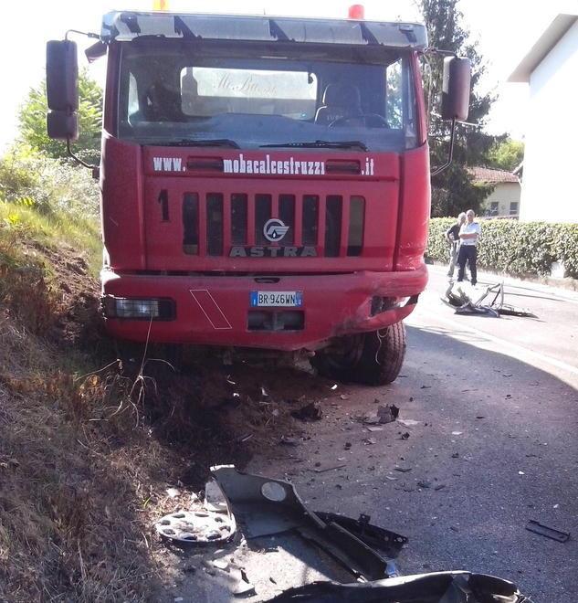 Muore nello schianto contro un camion 
