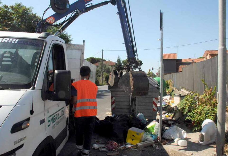 Accanto ai cassonetti un divano a 2 posti, mobili e sacchi neri 