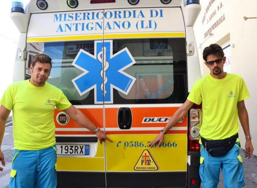 Calci contro l’ambulanza poi aggredisce i volontari 