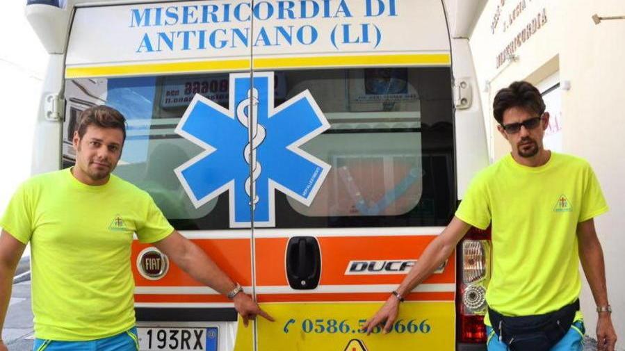 Calci contro l’ambulanza poi aggredisce i volontari