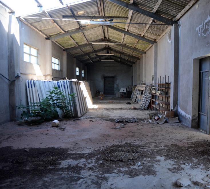 L’ex sede cade a pezzi tra incuria e rifiuti