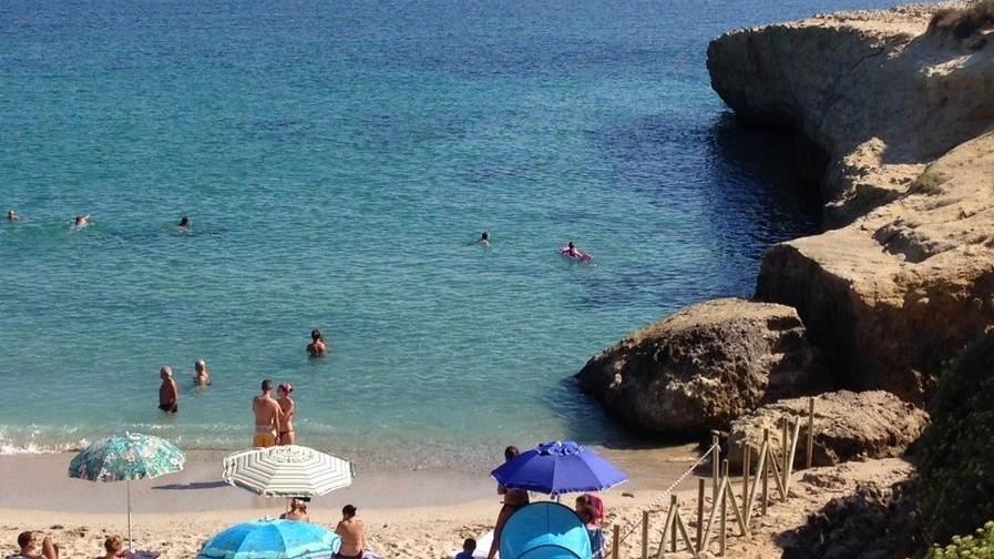 Erosione, pali e cartelli per avvertire i bagnanti