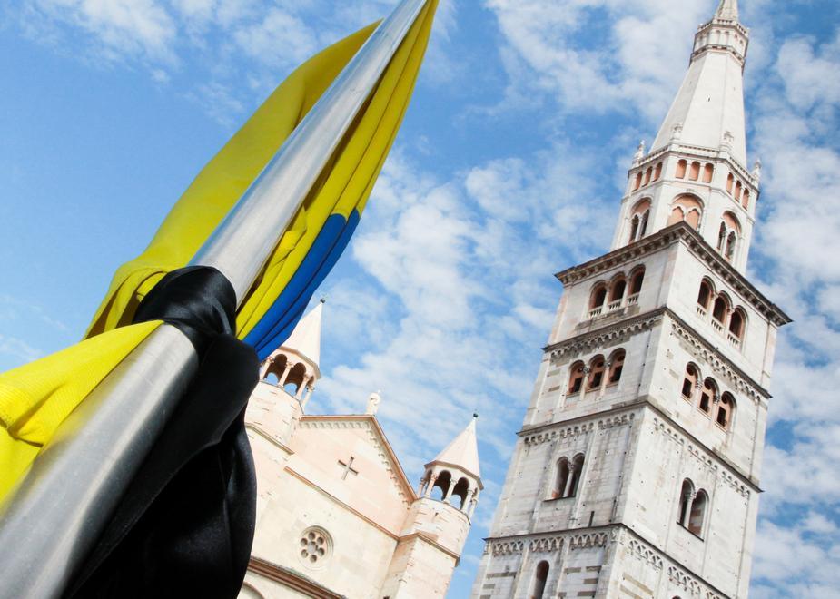 Bandiere a lutto in Piazza Grande