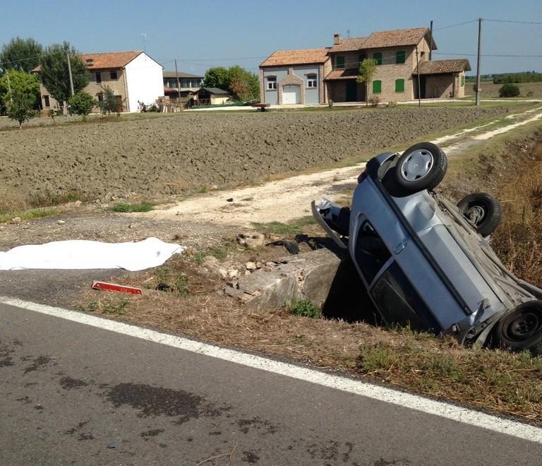 Si ribalta alla guida dell’auto e muore 