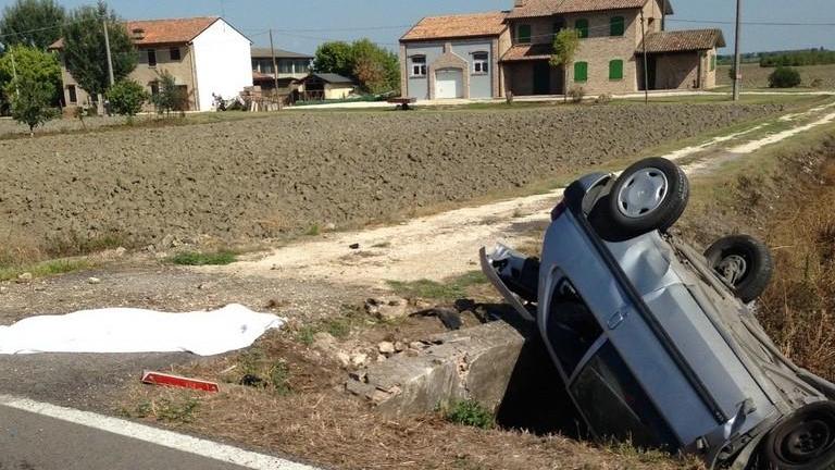 Si ribalta alla guida dell’auto e muore
