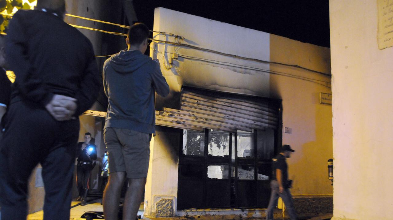 L'ingresso del circolo Racy dopo l'incendio