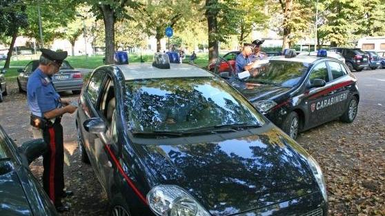 Raccolgono abiti usati per solidarietà ma è una truffa, due denunciati