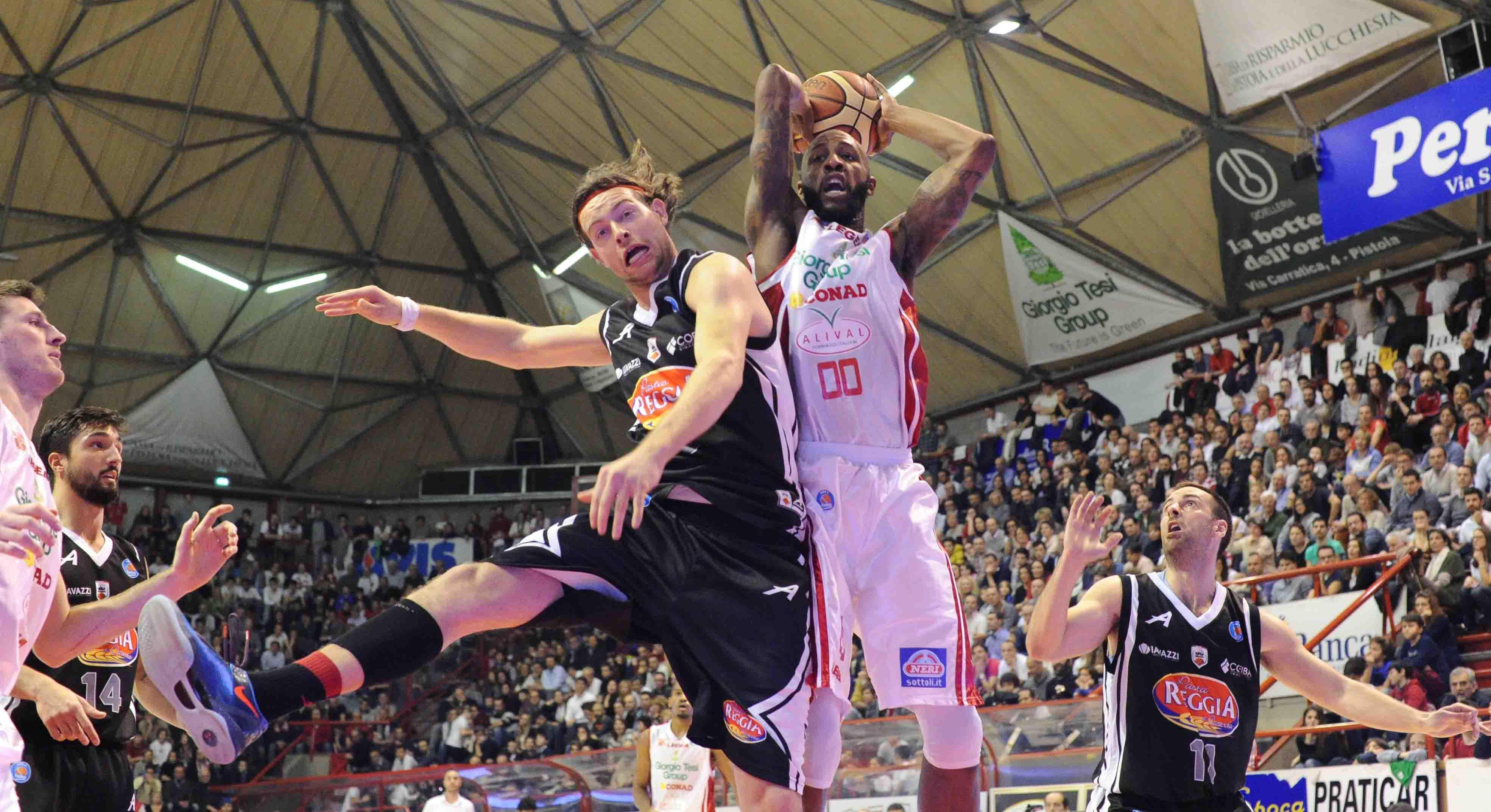 Antonutti a contrasto con Easley in una partita della passata stagione