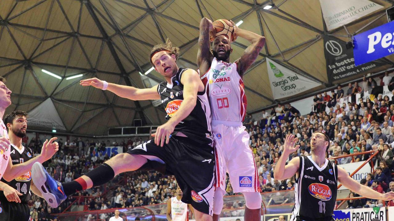 Antonutti a contrasto con Easley in una partita della passata stagione
