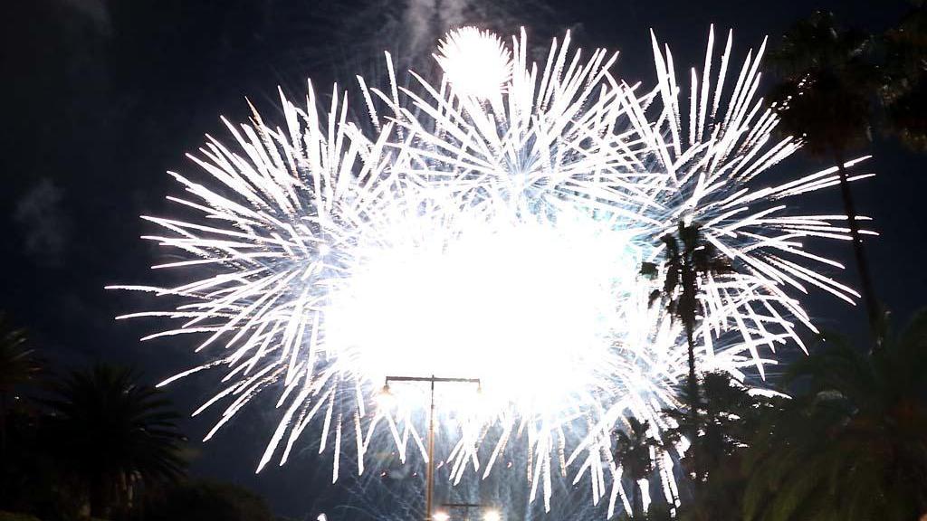 Comete, candele, coccarde di colori: Marina di Pisa stregata dai fuochi