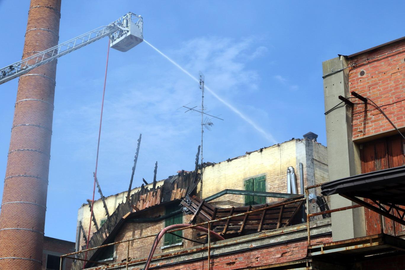 Savignano, rogo all'ex-cartiera 