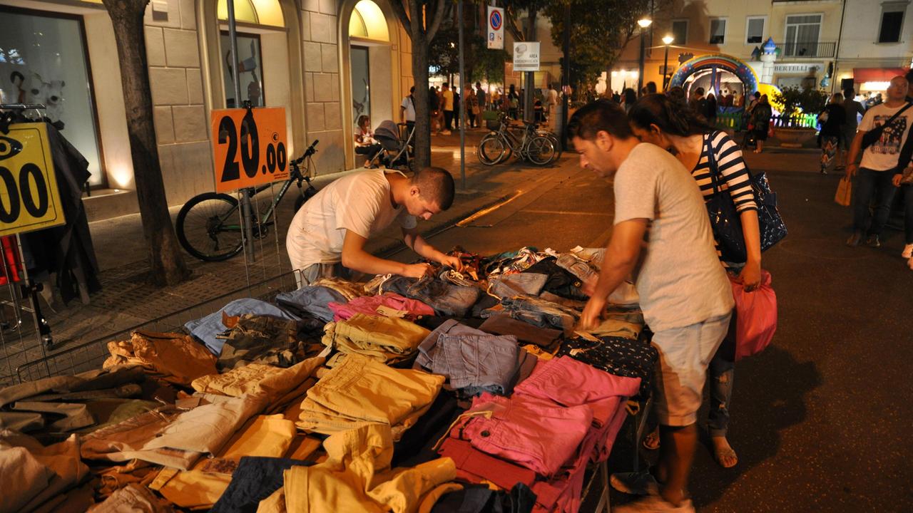 Uno scorcio delle vie del centro di Cecina per la fiera dello Sbaracco