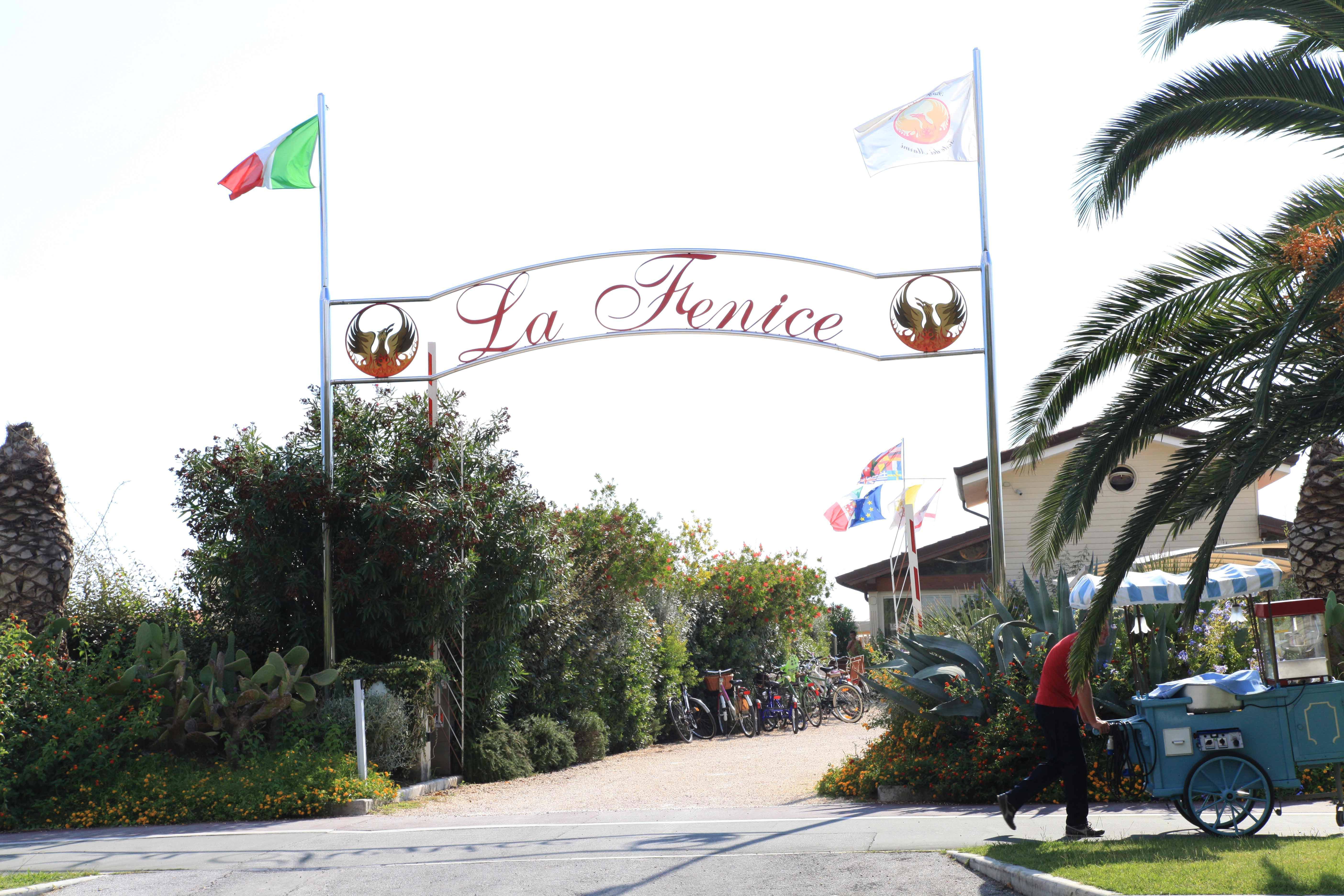 L'ingresso del bagno La Fenice di Forte dei Marmi